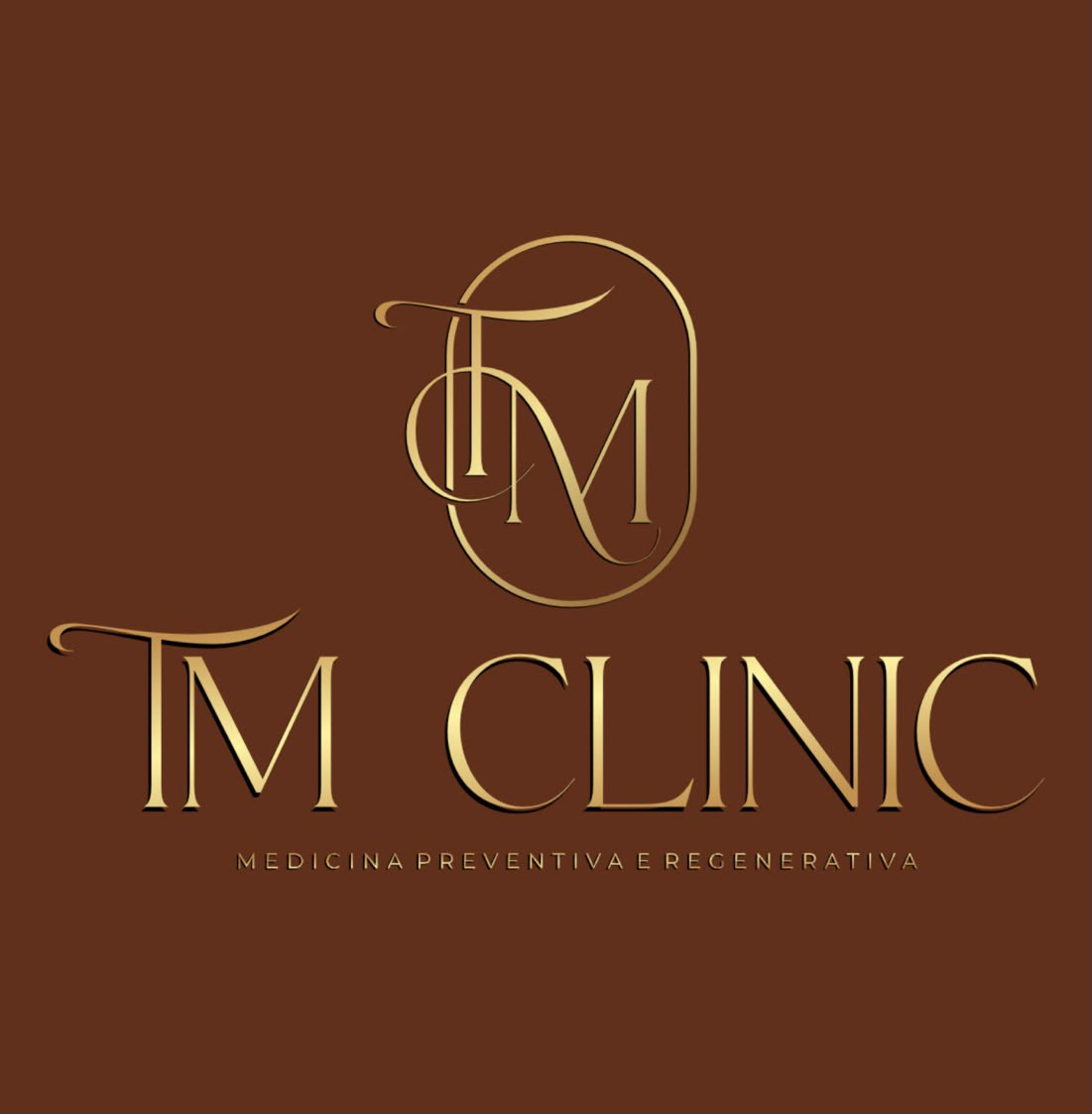 TM Clinic — logotipo dourado sobre fundo mogno